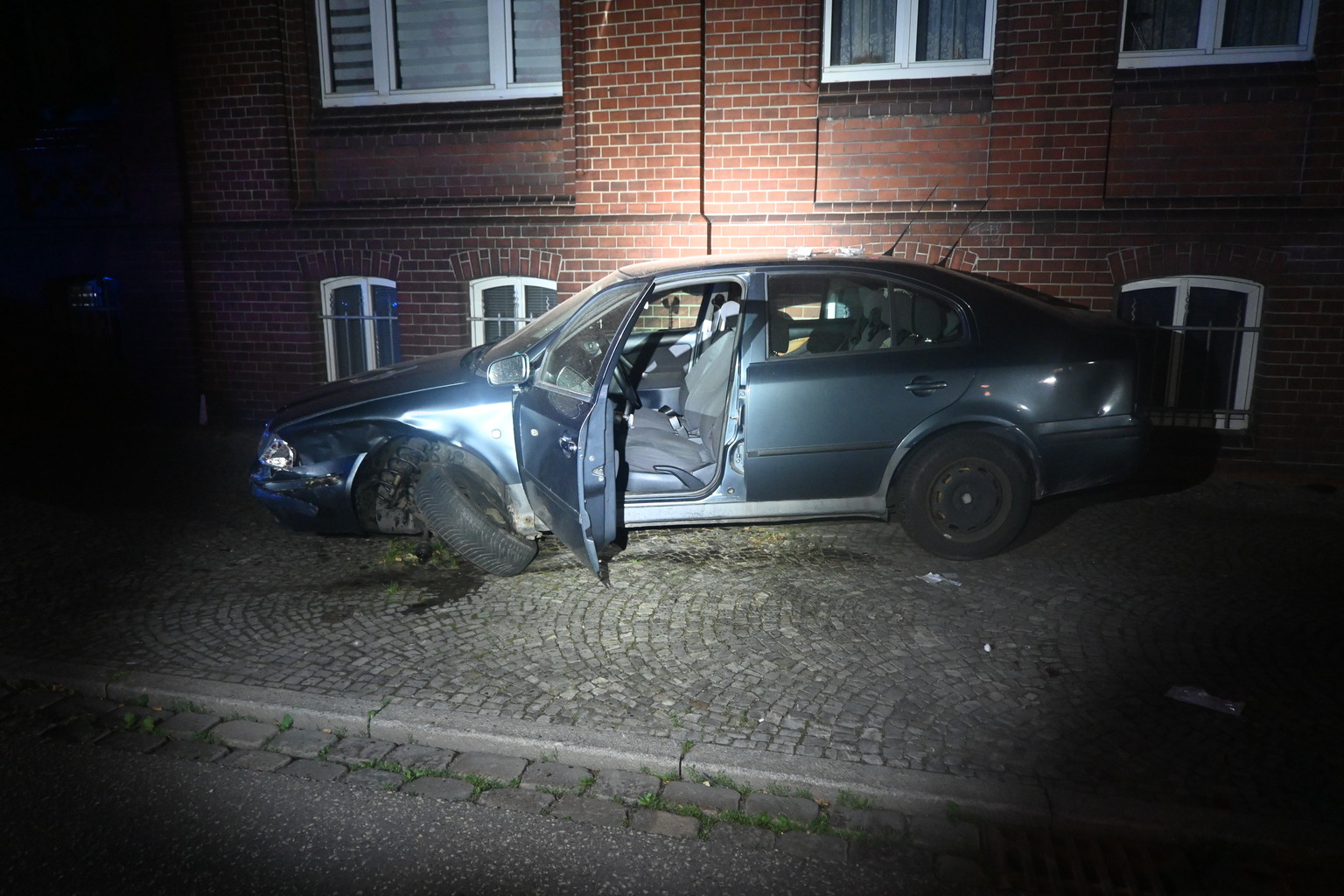 Nächtlicher Crash in der Innenstadt: Fahranfänger rammt parkendes Auto