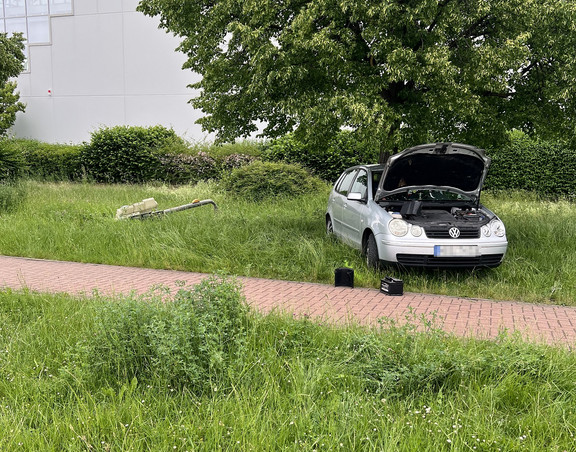 Rätselhafter Unfall in Halberstadt: VW rammt Ampel im Rückwärtsgang – Zwei Verletzte