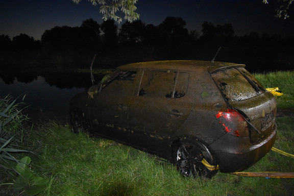 Jugendliche entdecken gestohlenes Auto beim Baden