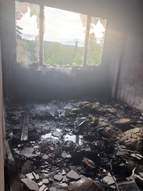 Feuerwehr-Einsatz in Blankenburg: Unrat brennt in leerstehendem Verwaltungsgebäude