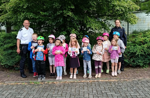 Fit für den Schulweg: Gommeraner Kita-Kinder üben mit der Polizei im Verkehrsgarten