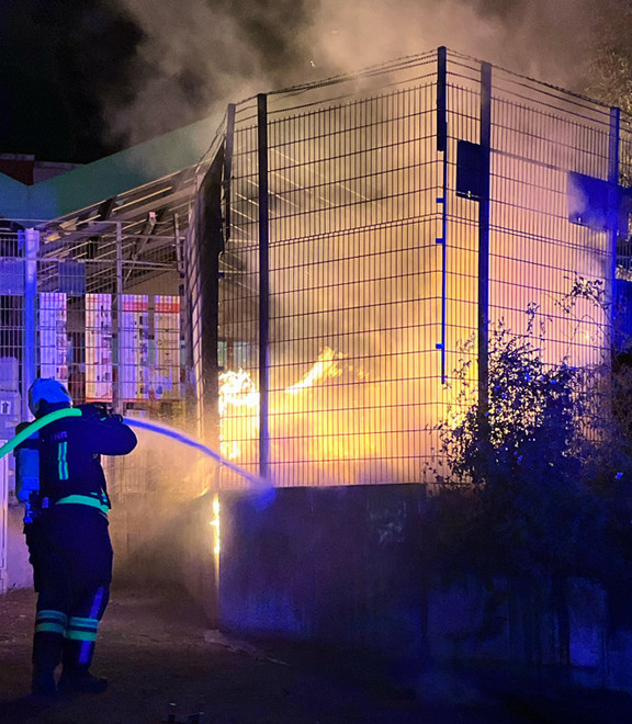 Feuer am Hagebaumarkt: Kunststoffregenten stehen auf Außengelände in Flammen