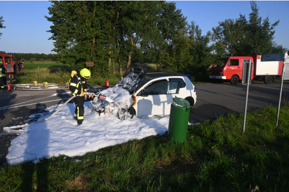 Fahrzeugvollbrand auf der L22 bei Röwitz: 21-Jähriger rettet sich aus qualmendem VW