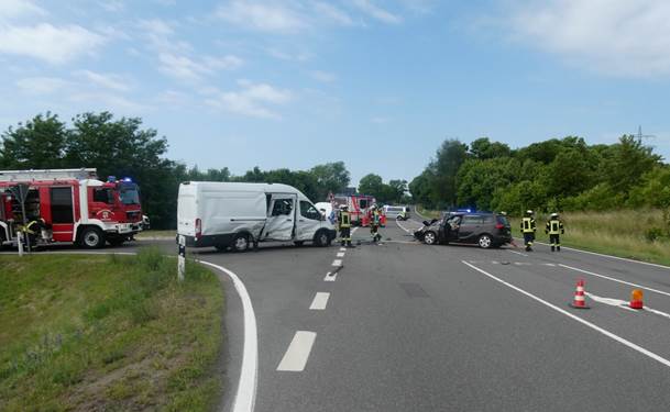 Unfall auf der B188 bei Gardelegen: Transporter übersieht Opel – zwei Verletzte