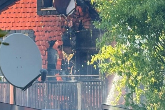 Fassadenbrand am Kreuzberg: Balkonfeuer greift auf Dachstuhl über