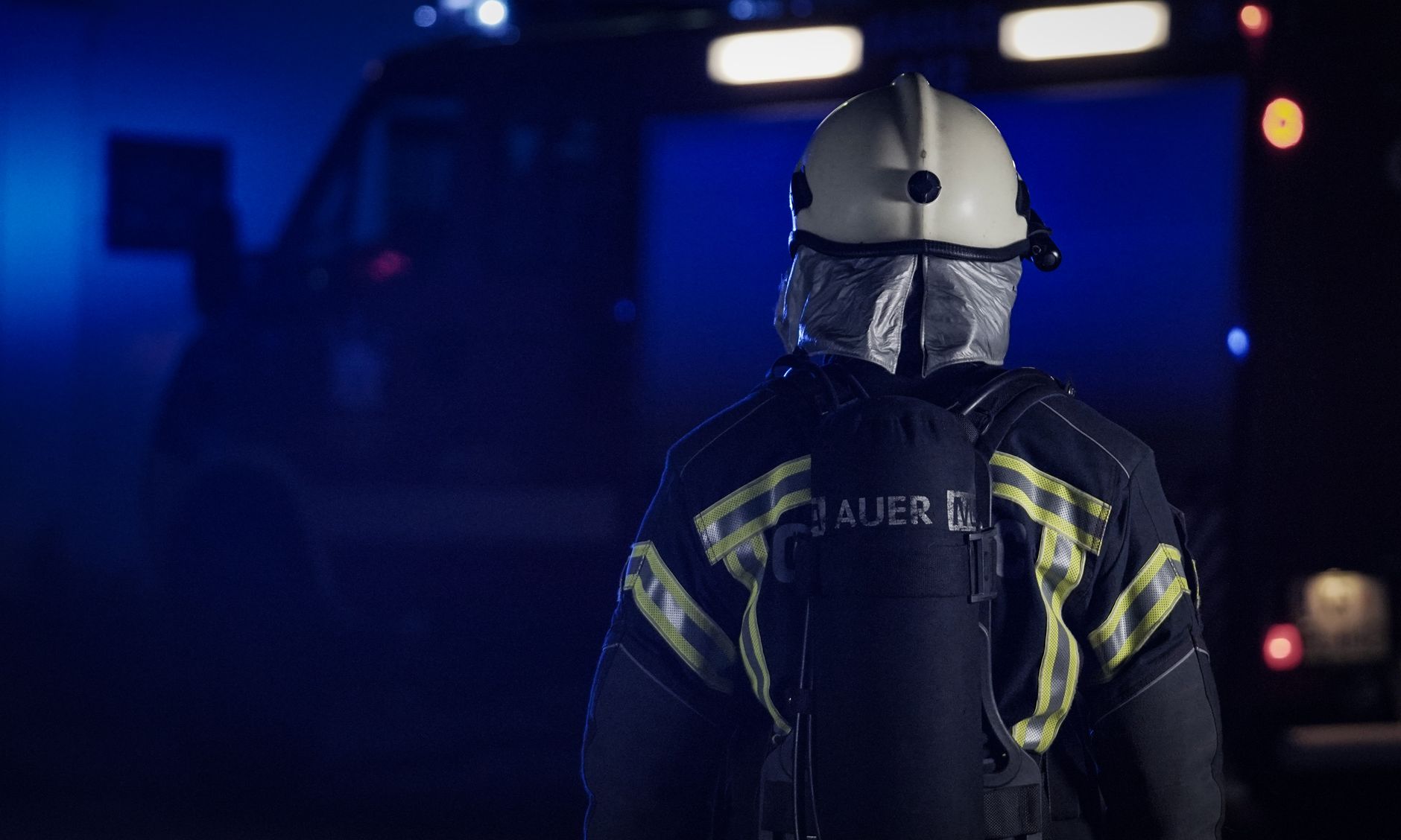 Auto brennt nach Baum-Crash völlig aus: Flammen lösen Waldbrand bei Elbe-Parey aus
