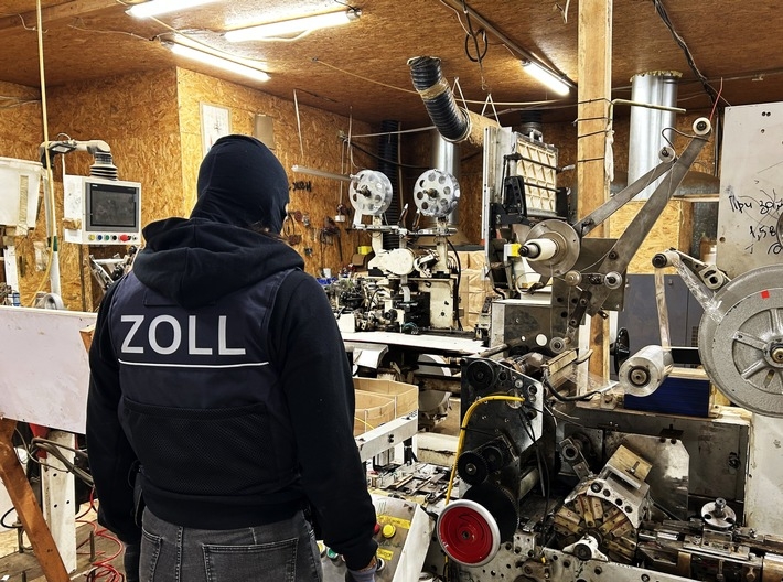 Zoll hebt illegale Zigarettenfabrik in Haldensleben aus