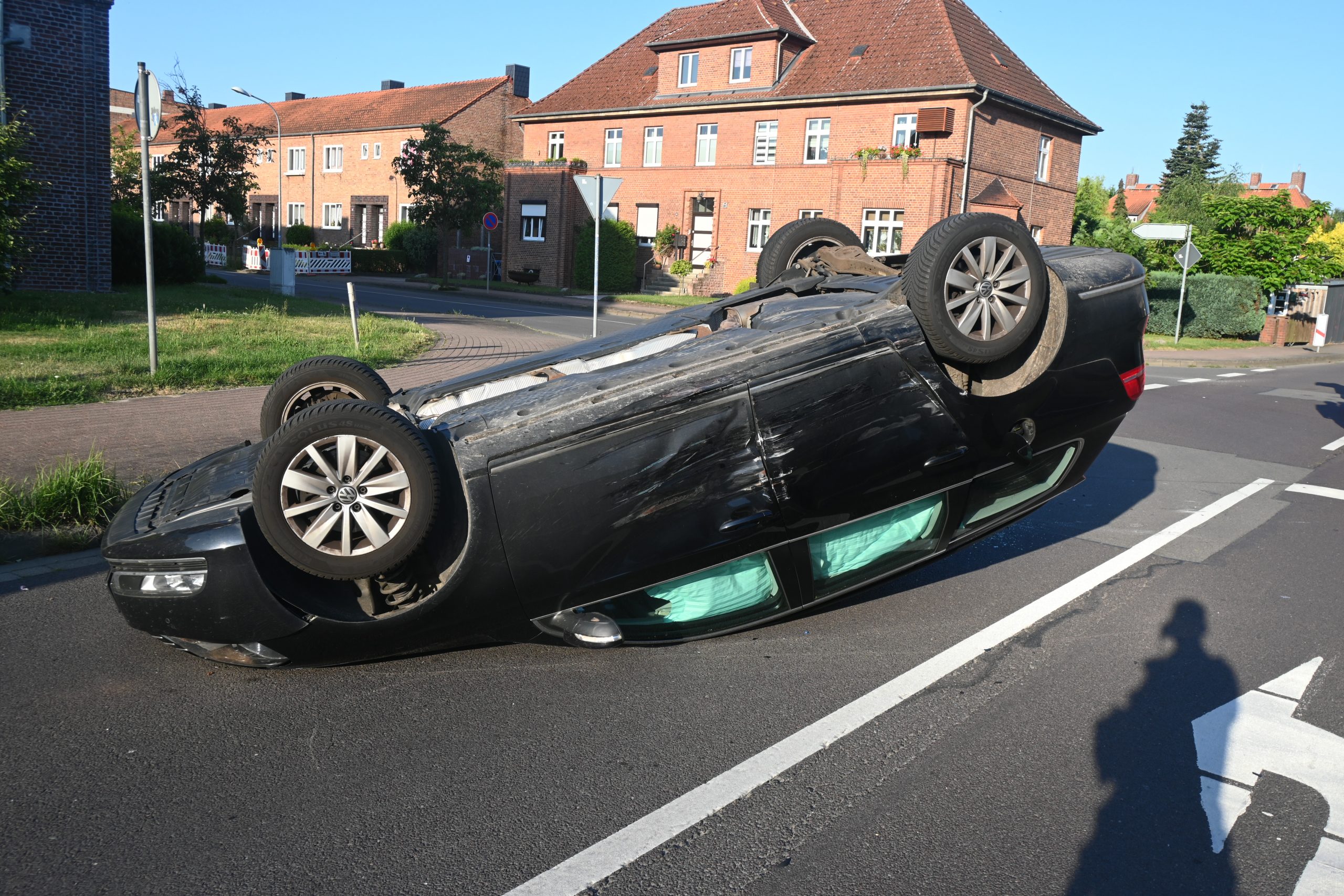 Schwerer Unfall in Salzwedel: VW landet nach Kollision auf dem Dach