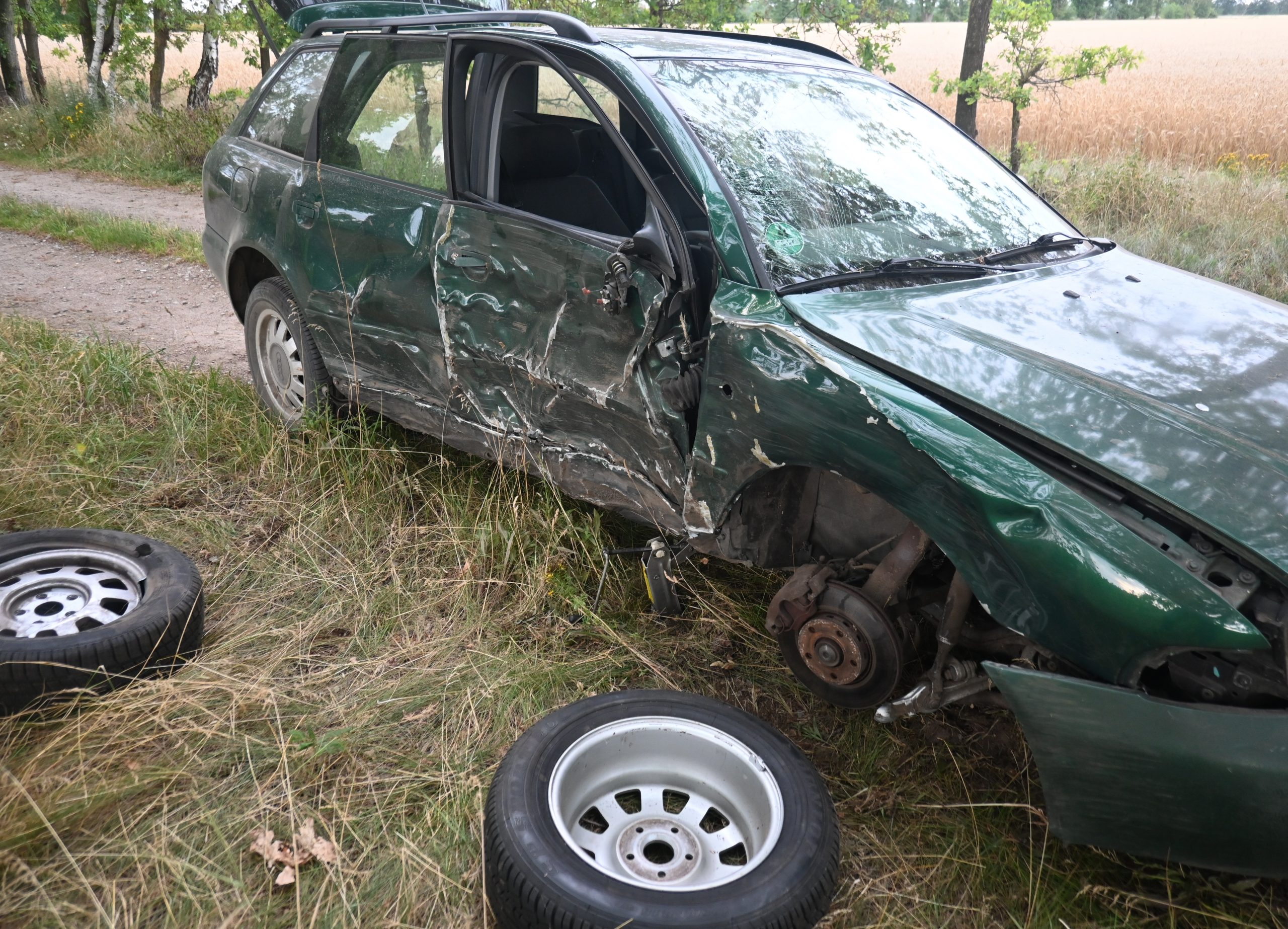 Unfall auf Feldweg bei Siems: Betrunken und ohne Führerschein gegen Baum gekracht