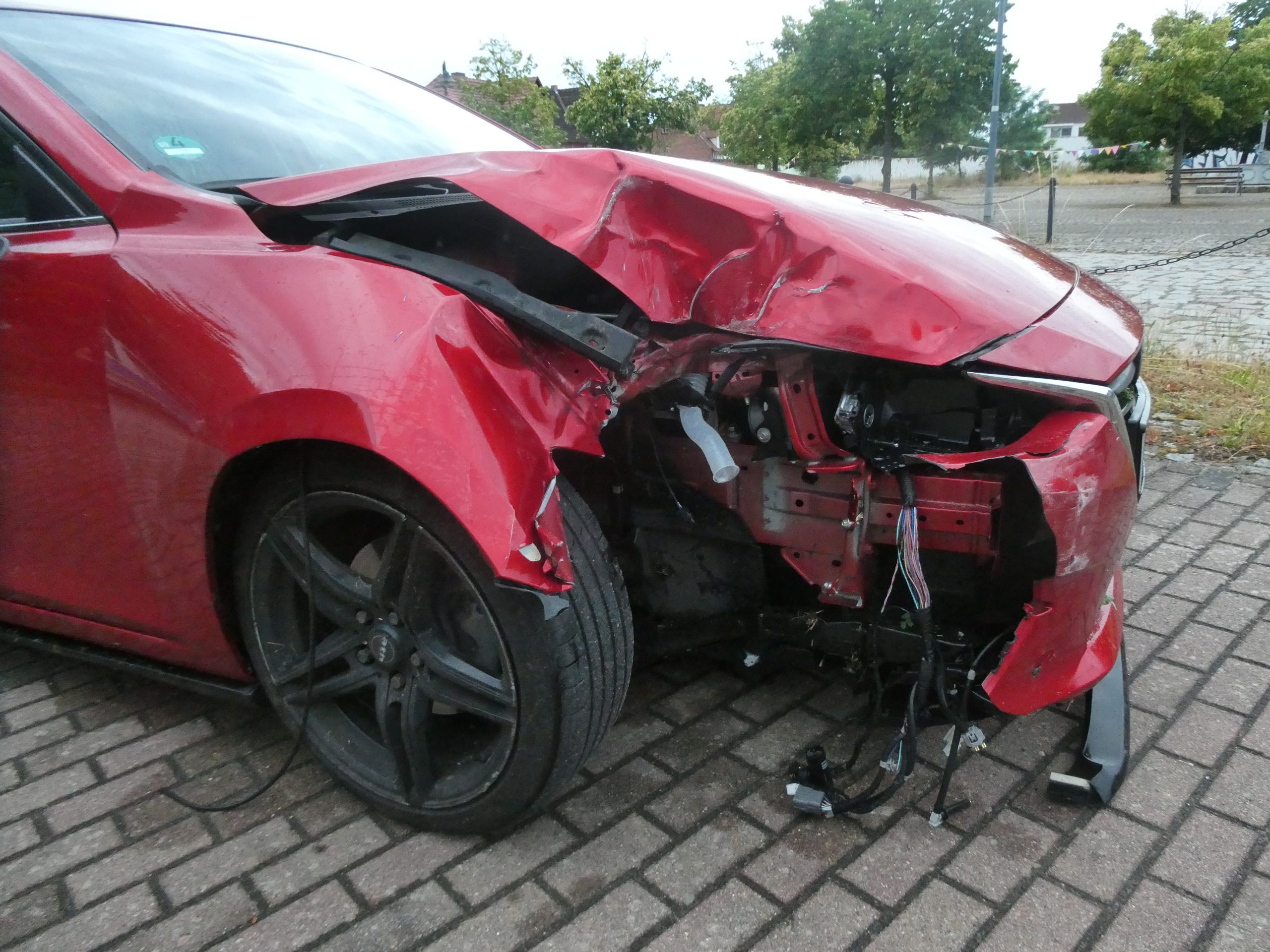 Sekundenschlaf in Letzlingen: Autofahrer rammt Straßenlaterne