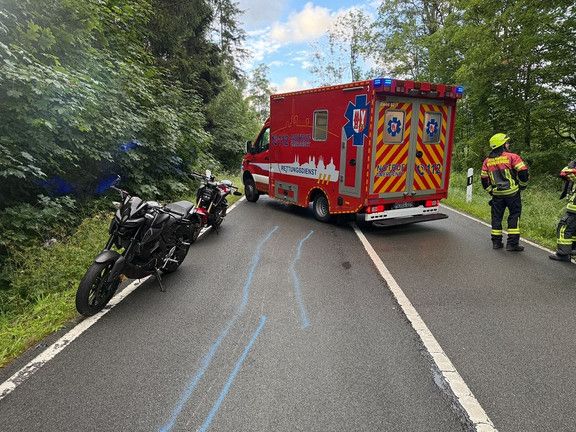 Motorradunfall bei Schierke: Zwei Leichtverletzte nach Sturz in Kurve