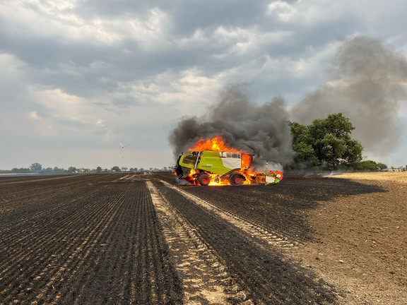 Mähdrescher brennt bei Kläden aus: 20 Hektar Feld in Flammen