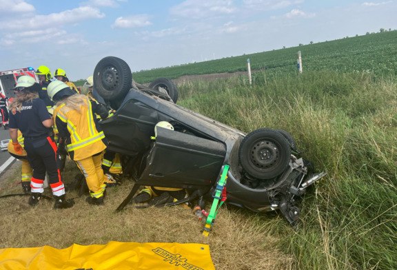 Unfall auf der L 80: Auto überschlägt sich zweifach zwischen Großalsleben und Kleinalsleben