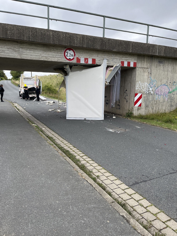 Unfall in Stapelburg: Lkw prallt gegen Bahnbrücke – Gleise gesperrt
