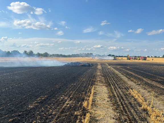 Brand bei Erntearbeiten: Traktor und Strohpresse gehen in Flammen auf