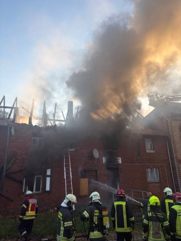 Dachstuhlbrand in Aderstedt: Flammen greifen auf Nachbargebäude über