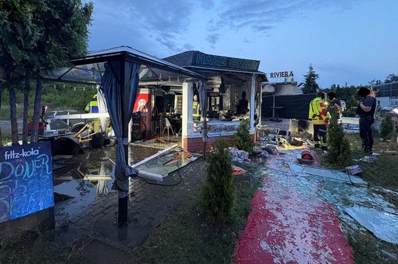 Imbiss-Pavillon in Flammen: Unbekannte wüten in Blankenburg und legen Brand