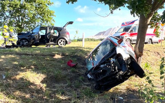 Heftiger Frontalcrash beim Abbiegen: Zwei Schwerverletzte nach Baumaufprall bei Loitsche