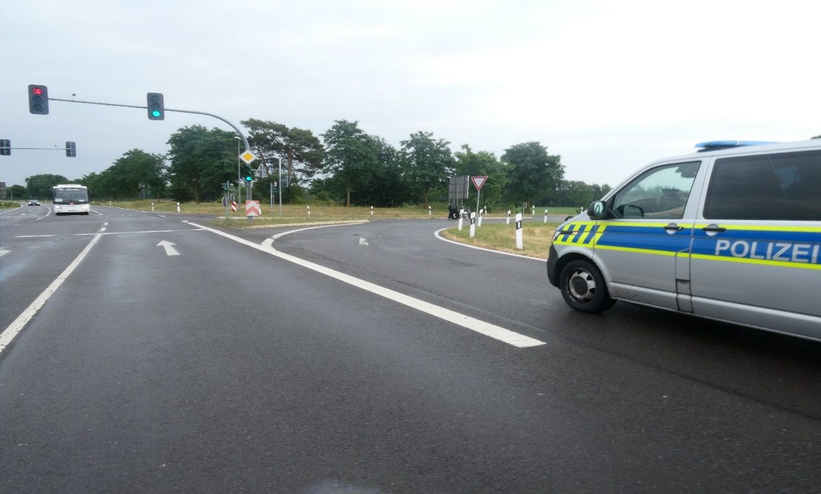 Unfall an roter Ampel: Motorradfahrerin stürzt an der Glaswerk-Kreuzung schwer