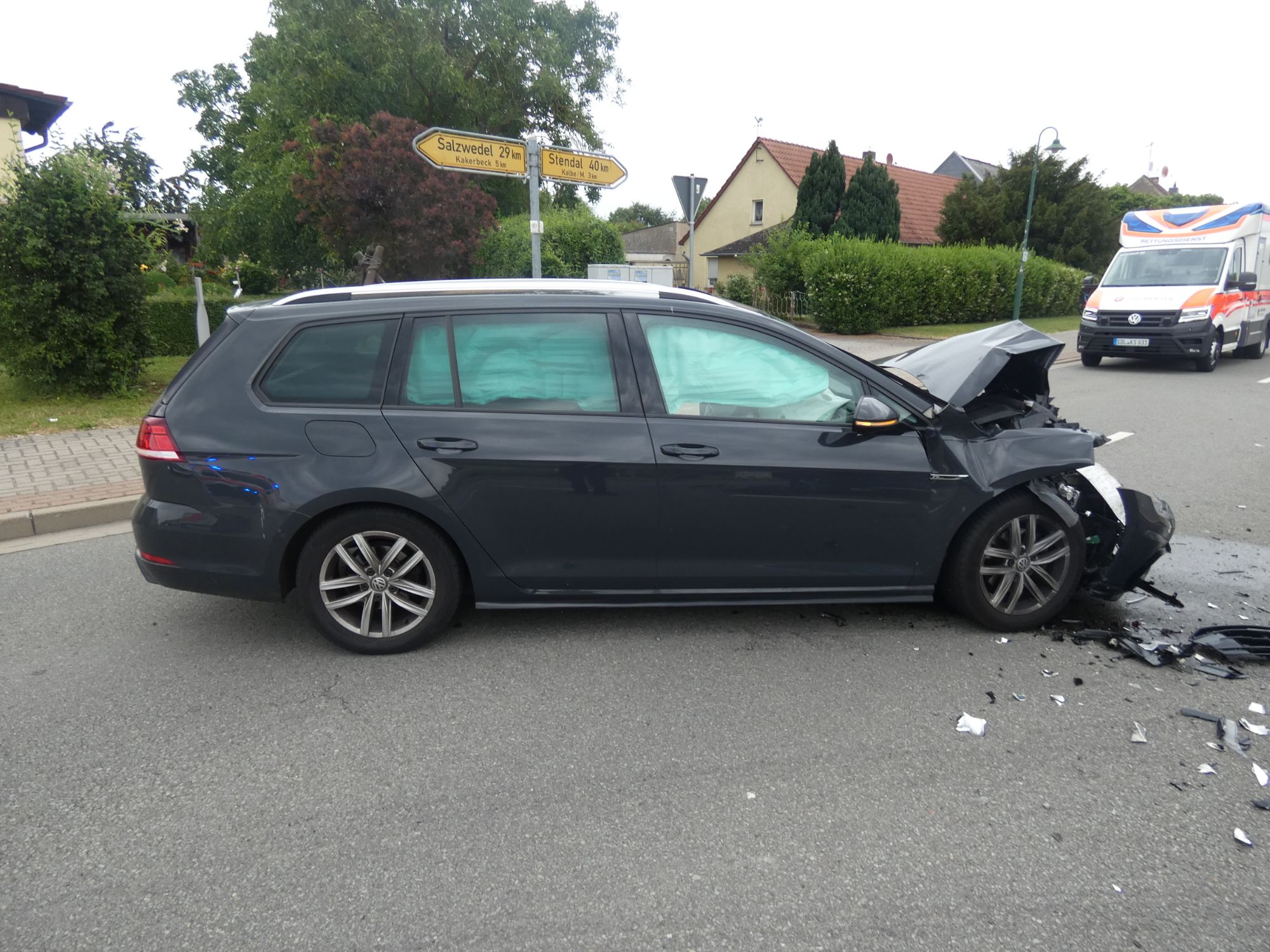 Frontalcrash im Gegenverkehr: Zwei Verletzte nach Sekundenschlaf auf der L21