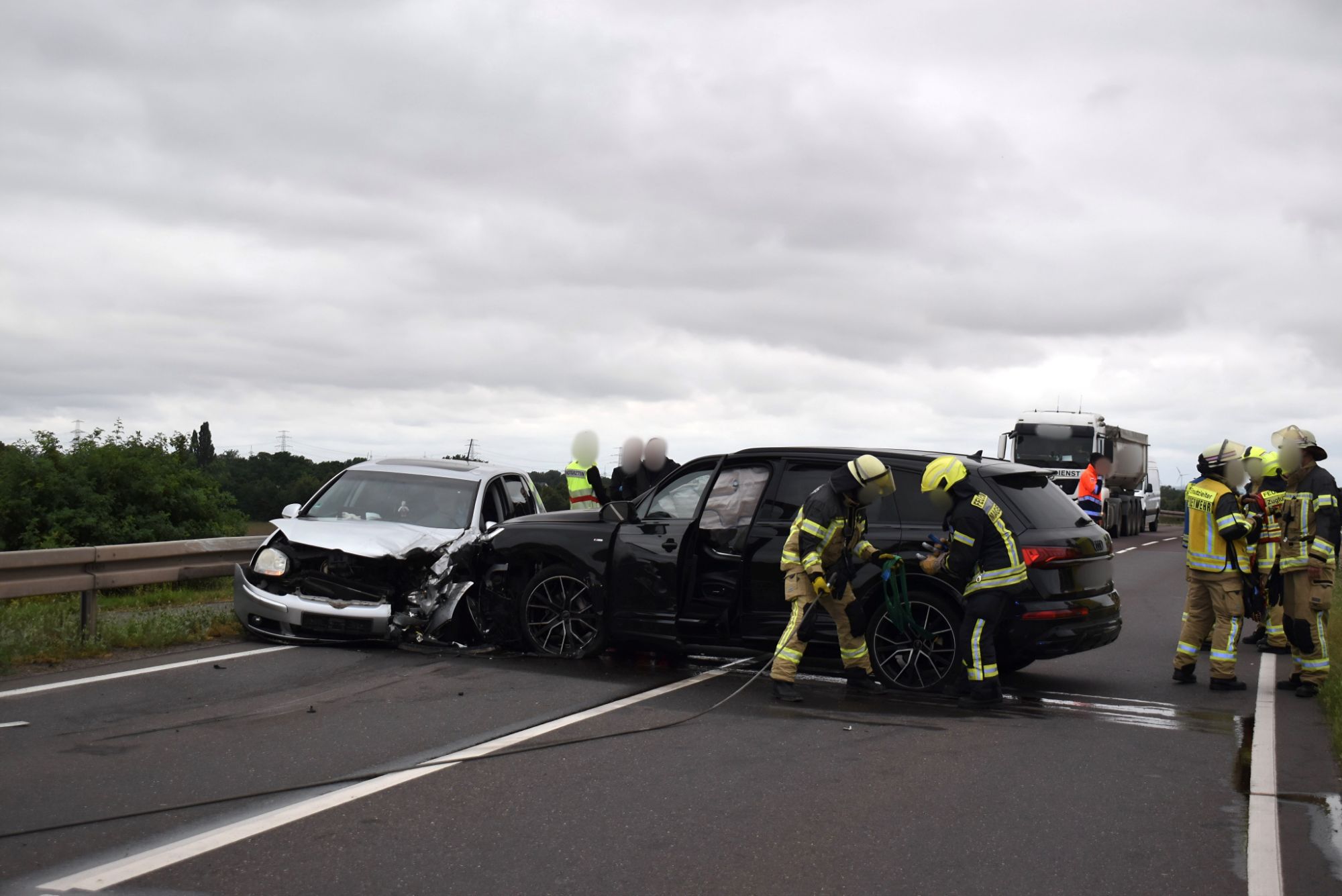 Crash auf der B71: Drei Verletzte und Vollsperrung nach Abflug in den Gegenverkehr
