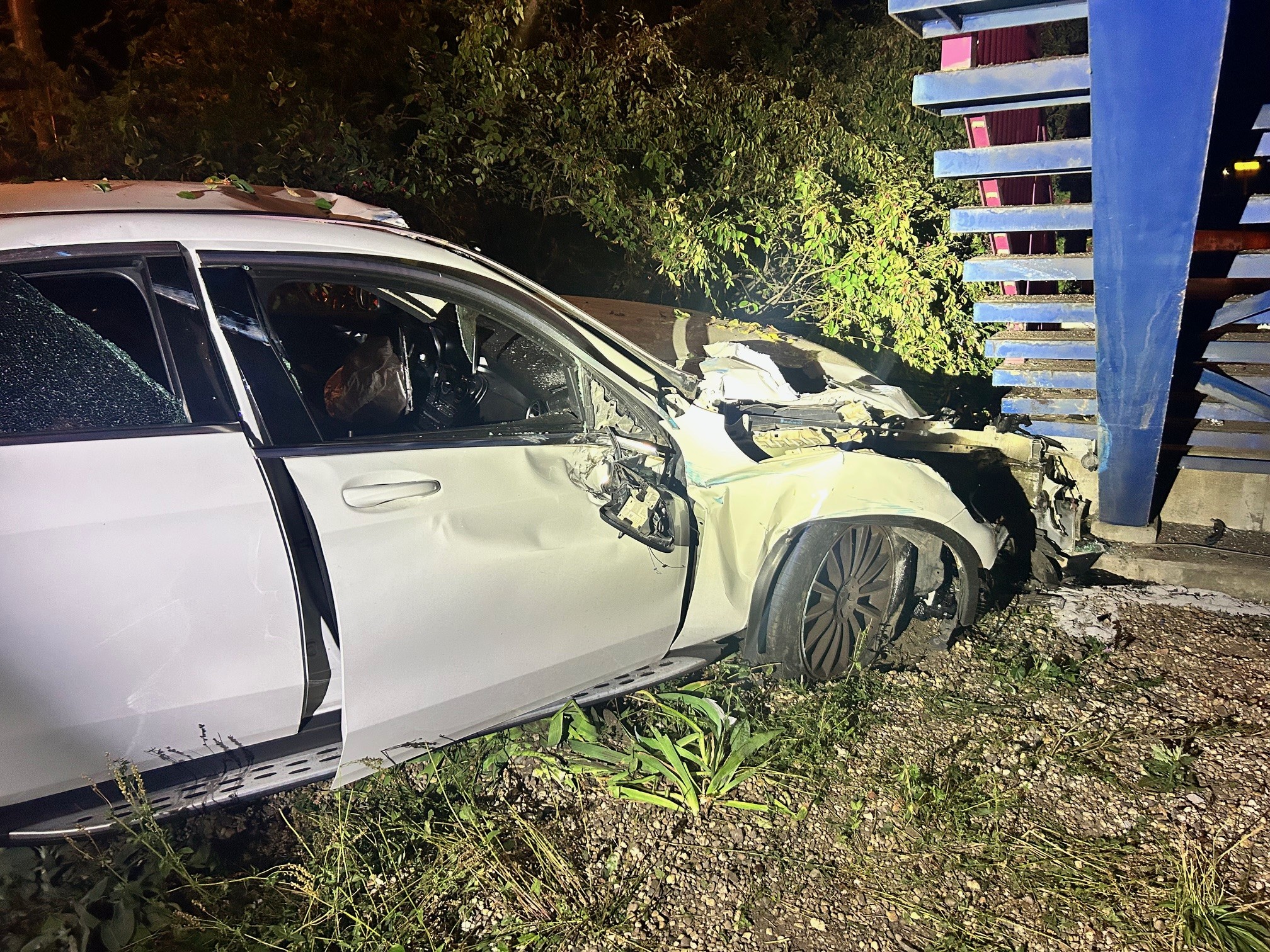 Schwerer Unfall am Schleinufer: 19-Jaehrige kracht gegen Bruecke