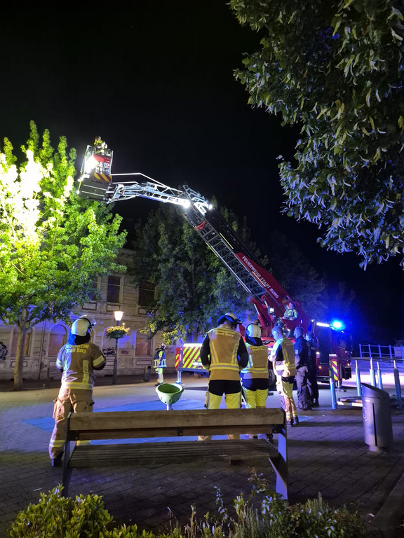 Böllerei in Burg: Feuerwehr holt Mann vom Häuserdach
