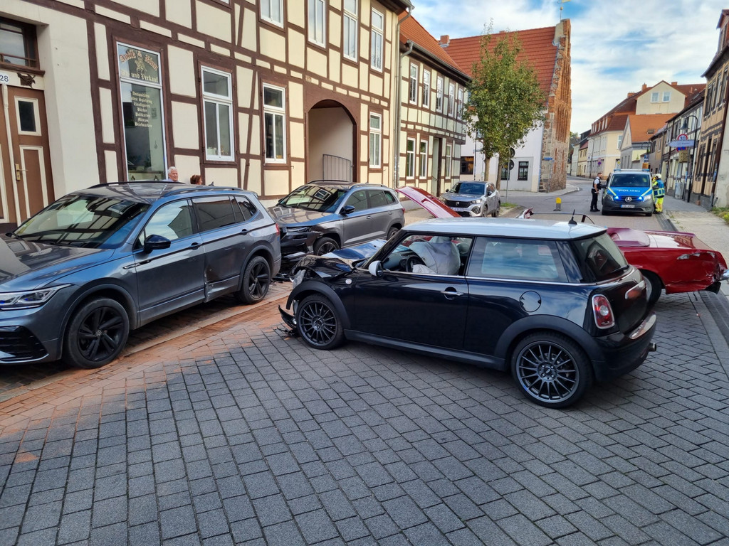 Unfall in Burg: Mustang rast unkontrolliert in Hauswand