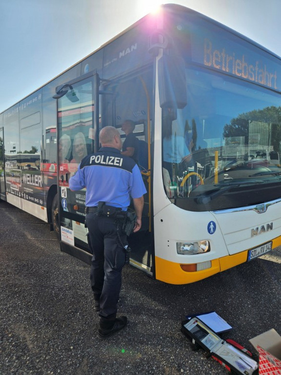 Stendal: Polizei ueberprueft 31 Schulbusse vor Schulstart