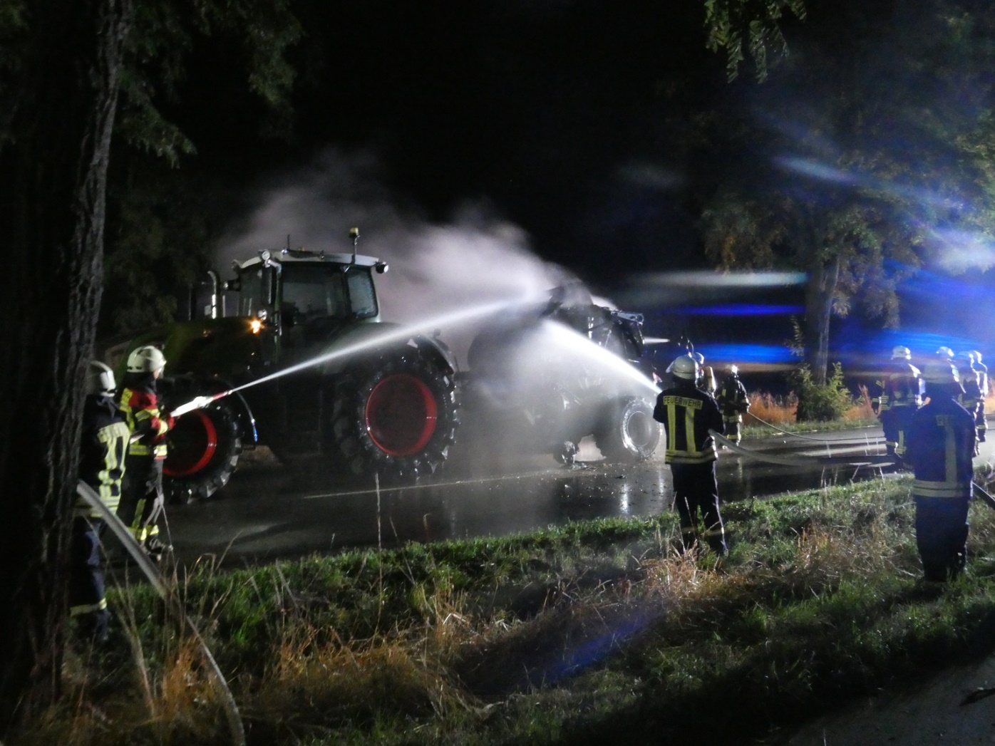 Feuer auf der B 190 nahe Binde: Rundballenpresse brennt komplett aus