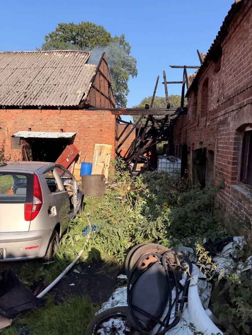 Mellin: Scheunenbrand zerstört Auto – Hoher Sachschaden