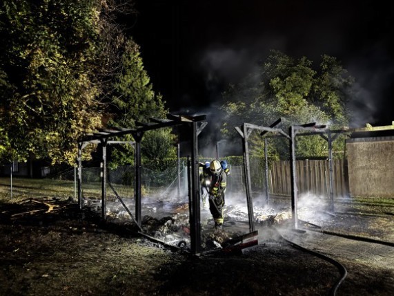 Salzwedel: Mülltonnenunterstand brennt komplett aus