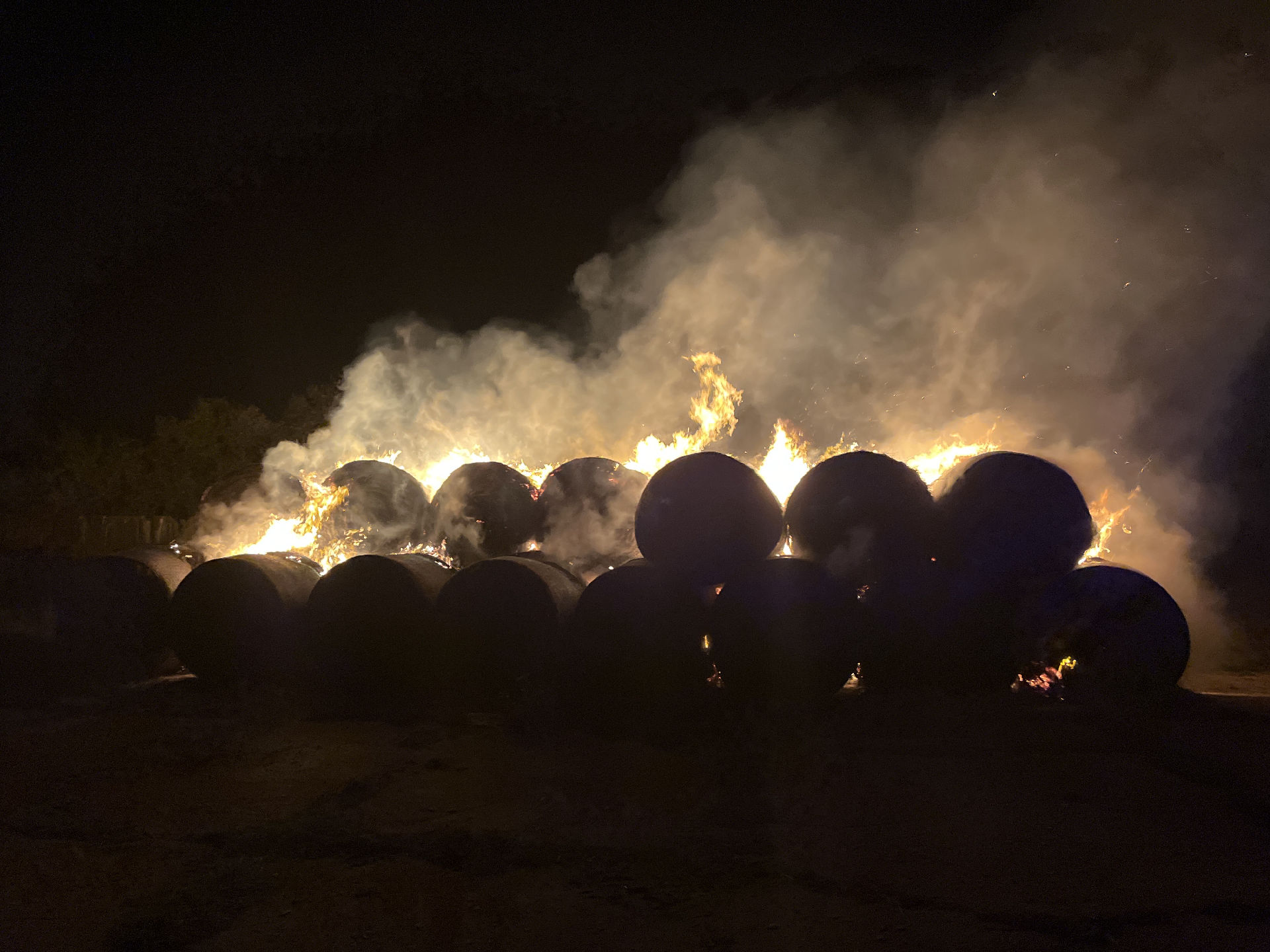 Arendsee: Strohballen brennen in Schernikau – Polizei sucht Zeugen