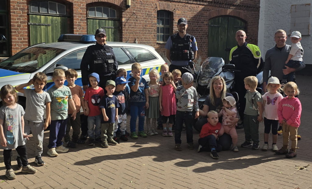 Lüderitz: Polizei begeistert Kinder in Kita „Dorfspatzen“