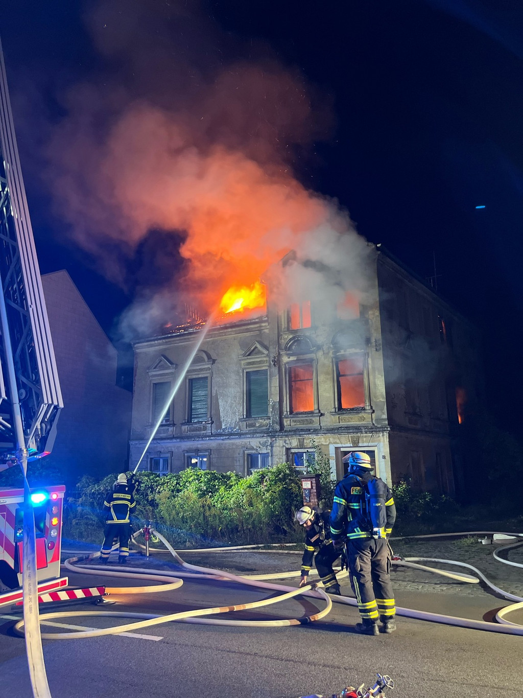 Stendal: Leerstehendes Haus brennt in Tangermünder Straße