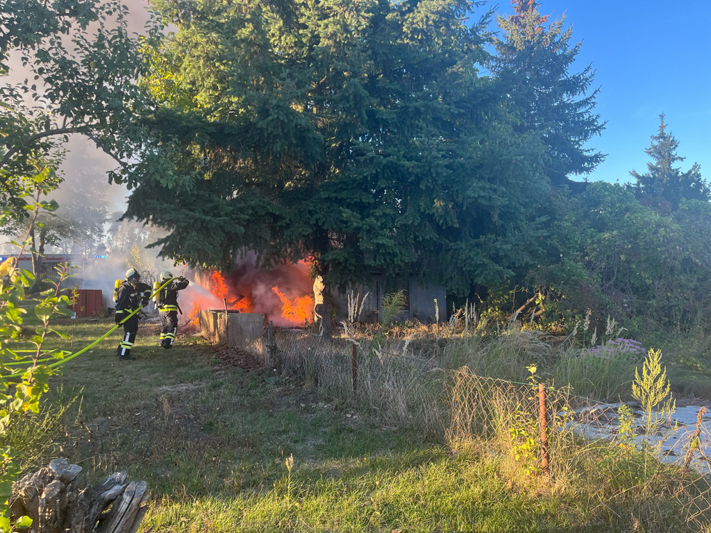 Haldensleben: Gartenlaube brennt, Polizei ermittelt
